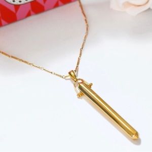 Stella & Dot Gold Tone Rebel Clasp Pendant Necklace